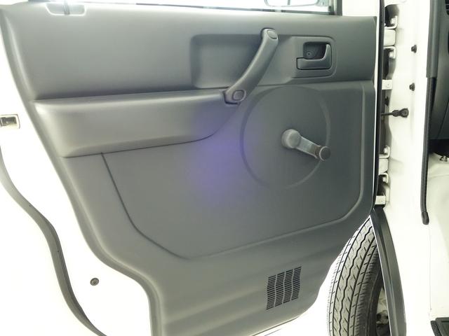 キャリイトラック ＫＵ　エアコン・パワステ　地区限定　ＤＡ６３Ｔ　１０型　パートタイム４ＷＤ　ＡＴ　ラジオ　荷台マット　ゲートアッパープレート　リヤゲートチェーン　フロアゴムマット　ドアバイザー　新車時保証書　取扱説明書　ＯＫ保証ミニ　ワンオーナー（28枚目）
