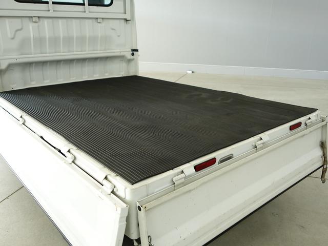 キャリイトラック ＫＵ　エアコン・パワステ　地区限定　ＤＡ６３Ｔ　１０型　パートタイム４ＷＤ　ＡＴ　ラジオ　荷台マット　ゲートアッパープレート　リヤゲートチェーン　フロアゴムマット　ドアバイザー　新車時保証書　取扱説明書　ＯＫ保証ミニ　ワンオーナー（57枚目）