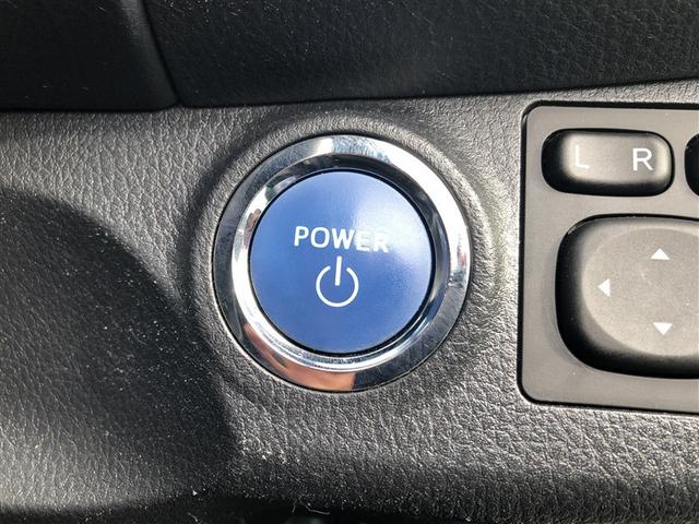 エンジンスタートスイッチです。キーが車内にあれば、エンジンの始動や停止はスイッチを押すだけ！キーを取り出す手間を省き、ワンプッシュで操作できるので簡単でスムーズです。