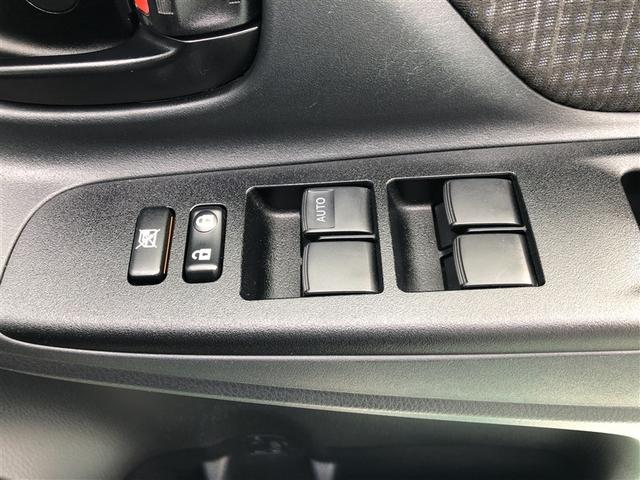 パワーウィンドのスイッチです。運転席に座りながら、助手席や後席の窓を開け閉めできるので大変便利ですよ。