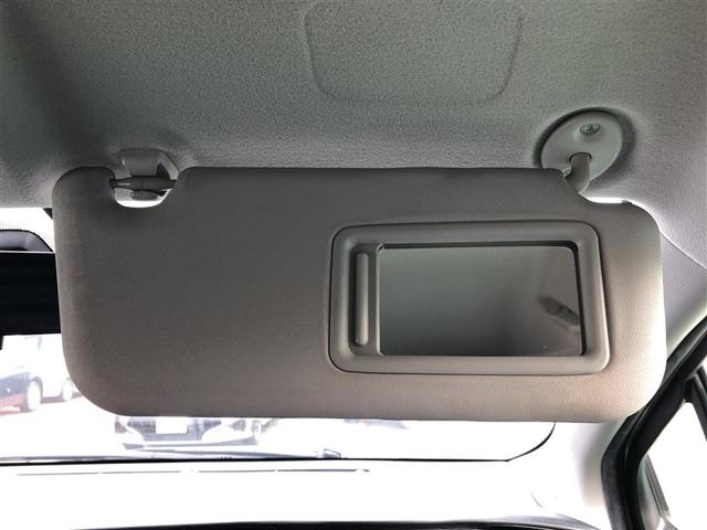 バイザーにはバニティミラー付き。車を降りる際には身だしなみをチェックを忘れずに♪