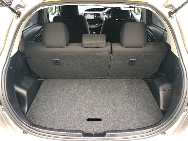 コンパクトカーながらラゲージスペースも広く、とっても便利です。６：４分割可倒式リヤシートを倒せばさらに広い空間を確保、長い・大きい荷物も収納ＯＫ！お買い物にレジャーに大活躍です♪