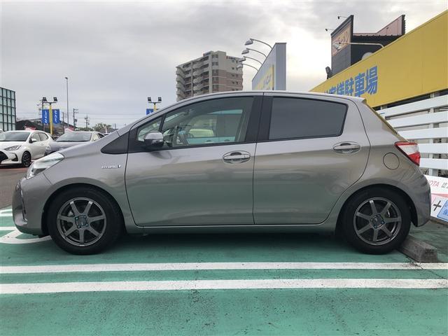 「サイドフォルム」です。流れるようなボディラインが魅力的ですよね。乗降しやすそうなのが、わかりますよね。