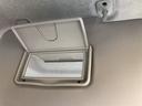 バイザーにはバニティミラー付き。車を降りる際には身だしなみをチェックを忘れずに♪