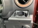 運転席・助手席用と2つのカップホルダーを装備しています。