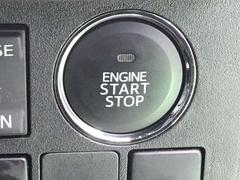 プッシュスタートスイッチです。エンジンの始動はブレーキペダルを踏みながらこのスイッチを押すだけで始動できます 7