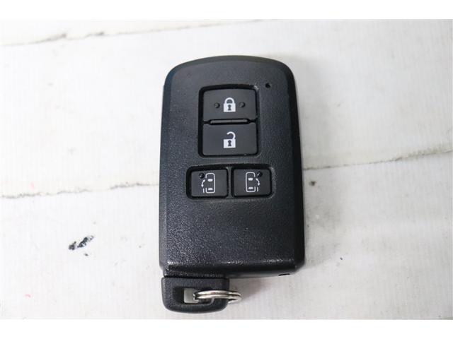 ヴォクシー ＺＳ　煌ＩＩＩ　プリクラッシュ　スマートキ　アイスト　ＤＶＤ再生機能　記録簿付き　横滑り防止装置　ナビＴＶ　アルミ　三列シート　ＷＡＣ　盗難防止　オートエアコン　キーレス　ＥＴＣ装備　パワステ　メモリナビ　クルコン（29枚目）