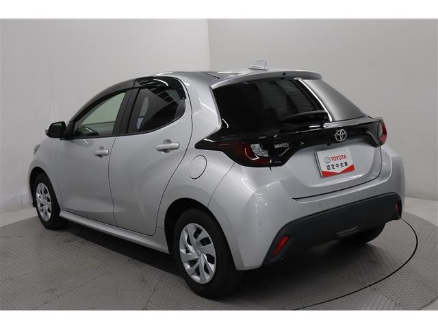 ヤリス Ｘ　ＰＣＳ　スマートキーシステム　横滑り防止装置付き　記録簿有　ワイヤレスキー　バックガイドモニター　盗難防止　サイドエアバック　エアコン　Ｗエアバッグ　パワーウインドウ　パワステ　運転席エアバッグ　ナビ（4枚目）