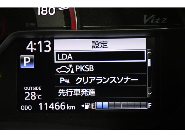 ヴィッツ ジュエラ　クリアランスソナー　電動格納ドアミラー　衝突安全ボディ　車線逸脱警報　オートマチックハイビーム　デュアルエアバッグ　マニュアルエアコン　パワステ　オートライト　スマートキー　ワンオ－ナ－　ＡＵＸ（6枚目）
