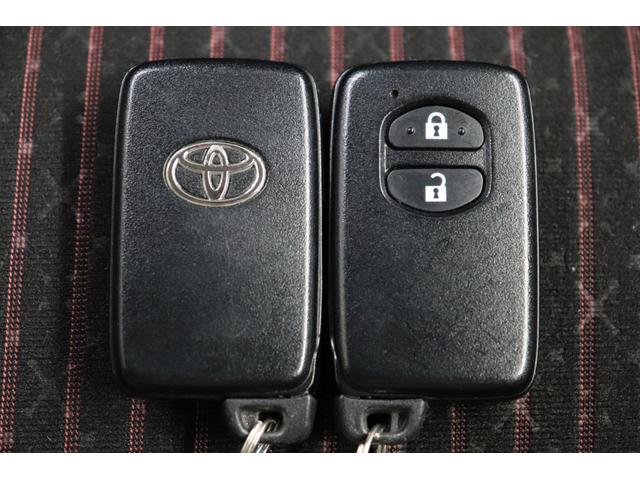 ヴィッツ ジュエラ　クリアランスソナー　電動格納ドアミラー　衝突安全ボディ　車線逸脱警報　オートマチックハイビーム　デュアルエアバッグ　マニュアルエアコン　パワステ　オートライト　スマートキー　ワンオ－ナ－　ＡＵＸ（38枚目）