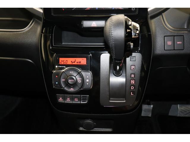 シフトノブ周辺の様子です。