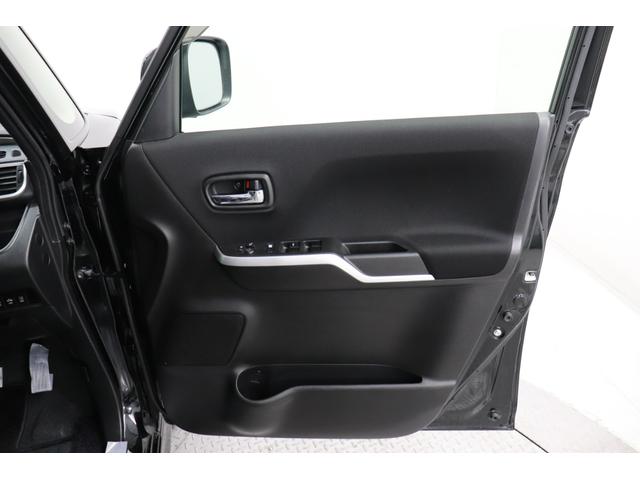 室内清掃済み。こちらは運転席のドアトリムの様子です