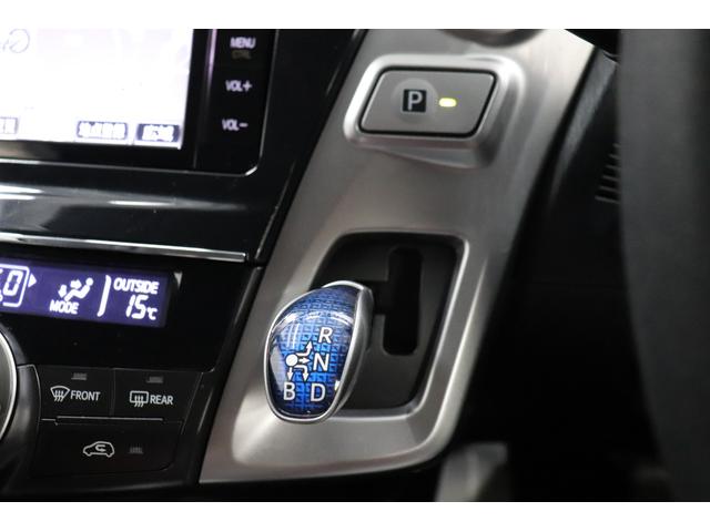 シフトレバー。滑らかな走りのＣＶＴです。