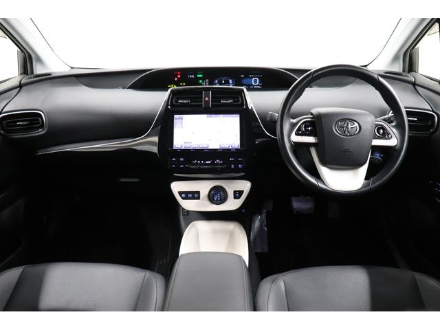 プリウス Ａプレミアム　シートＨ　ＬＫＡ　Ｂｌｕｅｔｏｏｔｈ対応　クリソナー　駐車アシスト　電動パワーシート　電動格納ドアミラー　黒革シート　ＡＣ１００Ｖ　ＳＤ　アイドリングストップ機能　ＬＥＤライト　地デジフルセグ　ＡＣ（3枚目）