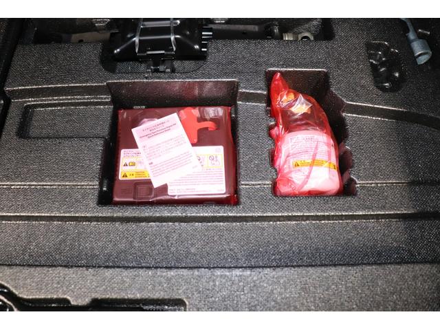 プリウス Ａプレミアム　シートＨ　ＬＫＡ　Ｂｌｕｅｔｏｏｔｈ対応　クリソナー　駐車アシスト　電動パワーシート　電動格納ドアミラー　黒革シート　ＡＣ１００Ｖ　ＳＤ　アイドリングストップ機能　ＬＥＤライト　地デジフルセグ　ＡＣ（28枚目）