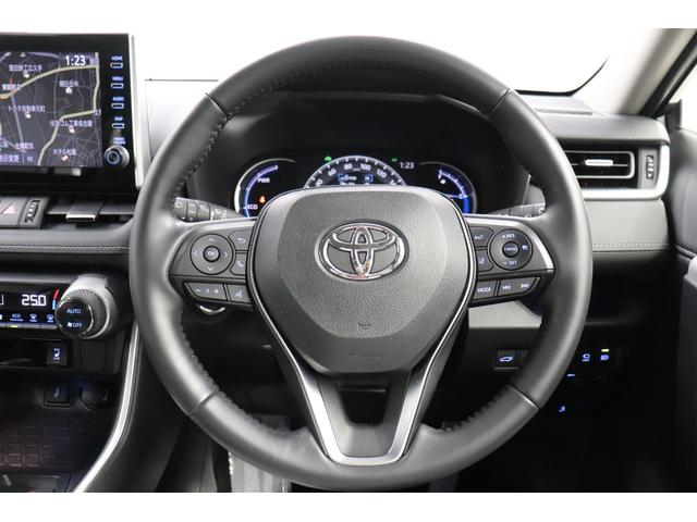RAV4 ハイブリッドG 全周囲モニタ Pセンサー 衝突被害軽減装置 電動テールゲート ドライブレコーダ フロントカメラ レーダークルコン パノラマサンルーフ AHB ETC2.0 AC100V電源 USB接続 シートヒータ(4枚目)