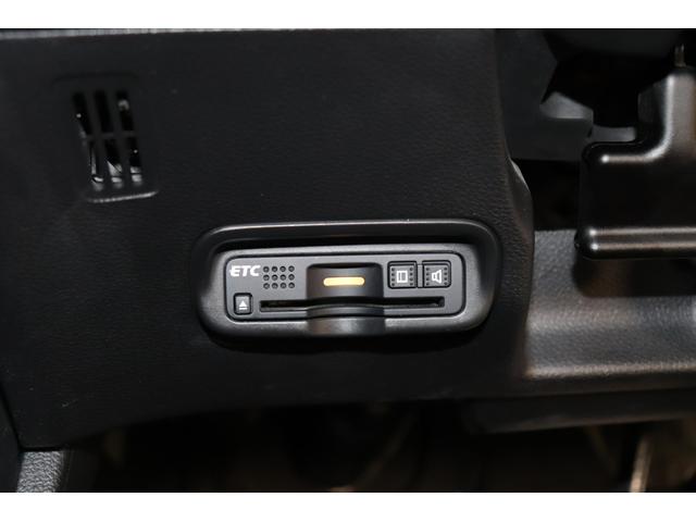 ヴェゼル ＲＳ・ホンダセンシング　ワンオーナー　フルセグ　メモリーナビ　メディアプレイヤー接続　ＣＤ／ＤＶＤ再生　バックモニター　本革シート　ＬＥＤヘッドライト　純正アルミホイール　衝突回避　ペダル踏み間違い　車線逸脱警報　横滑り防止（7枚目）