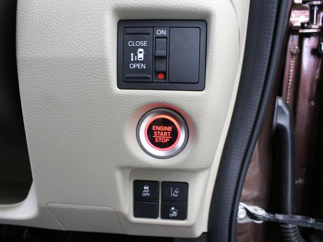 スライドドアは片側電動スライドドアになっております。運転席からの開閉も出来、リモコンキーでも離れたところから開閉出来ますので大変便利な装備です。