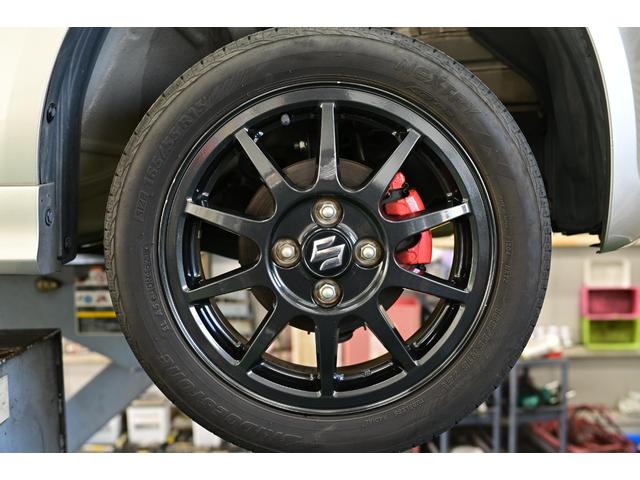 アルトワークス ベースグレード　４ＷＤ　５ＭＴ　レカロシート　ターボ　ローダウン　ダウンサス　ＫＹＢショック　純正ＡＷ　新品タイヤ　革巻きステアリング　フォグランプ　ＨＩＤヘッドライト　オートエアコン　スマートキー　スタッドレス付き（26枚目）