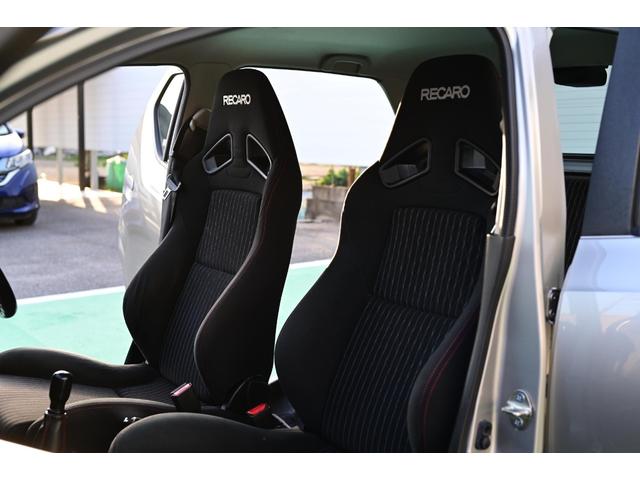 アルトワークス ベースグレード　４ＷＤ　５ＭＴ　レカロシート　ターボ　ローダウン　ダウンサス　ＫＹＢショック　純正ＡＷ　新品タイヤ　革巻きステアリング　フォグランプ　ＨＩＤヘッドライト　オートエアコン　スマートキー　スタッドレス付き（42枚目）