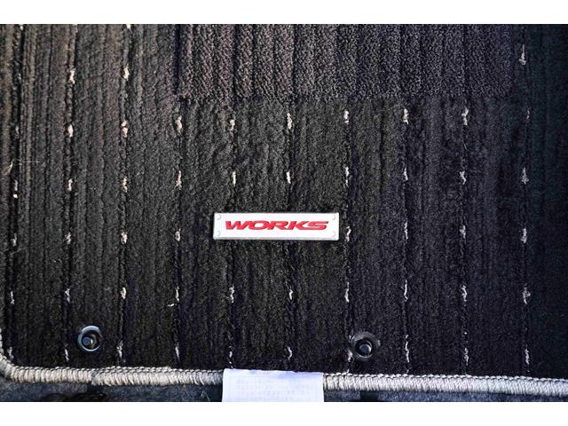 アルトワークス ベースグレード　４ＷＤ　５ＭＴ　レカロシート　ターボ　ローダウン　ダウンサス　ＫＹＢショック　純正ＡＷ　新品タイヤ　革巻きステアリング　フォグランプ　ＨＩＤヘッドライト　オートエアコン　スマートキー　スタッドレス付き（50枚目）