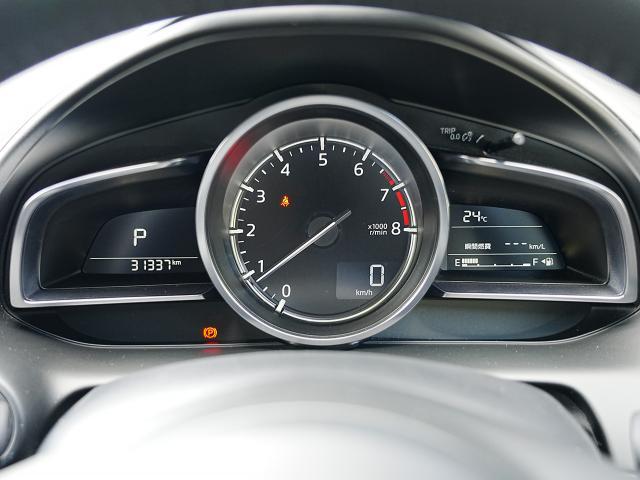 ��^�~�`���[�^�[�𒆐S�Ƃ��A���E�ɃE�B���O��̃f�B�X�v���C��z�u�������[�^�[�p�l���B�h���C�o�[�֒��S�����ӎ������A�u�ǂ��܂ł������Ă��������v�Ǝv�킹�Ă����f�U�C���ł��B