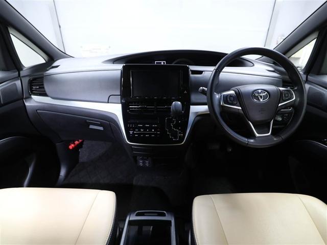 しっかりまとまった感のあるインパネ。各操作スイッチなども使いやすい位置に配置されていますよ。