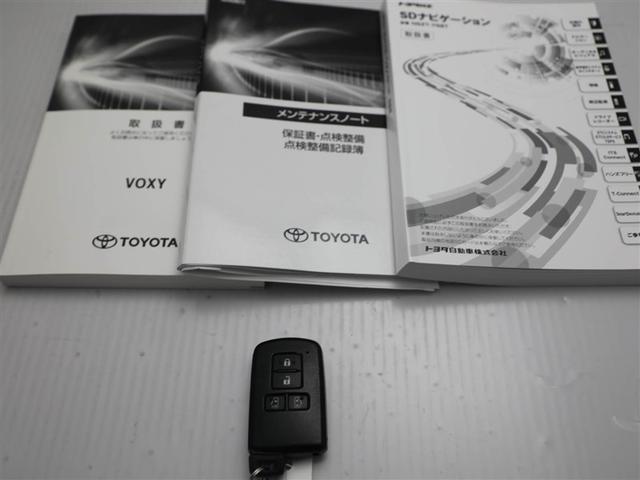 ヴォクシー ハイブリッドZS 煌III 地デジTV リヤカメラ 1オナ車 Wエアコン スマートキー ミュージックプレイヤー接続可 DVD再生可 クルコン VSC キーレス アルミホイール ナビ&TV LEDヘッドランプ ETC 3列シート(29枚目)