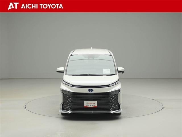 ヴォクシー ハイブリッドＳ－Ｚ　パワーウィンドウ　ＤＶＤ再生機能　インテリキー　横滑防止装置　地デジＴＶ　アクティブクルーズコントロール　１オナ　フルオートエアコン　リアカメラ　エアバッグ　ＡＢＳ　１００Ｖ充電　ナビＴＶ　キーレス（9枚目）