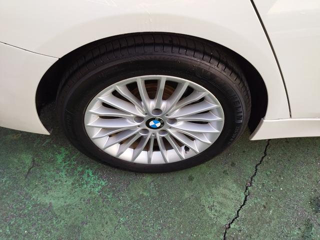 ３シリーズ ３２０ｉラグジュアリー　ディーラー車　ターボ　ＨＩＤ　フォグ　１７アルミ　リアスモーク　Ｃソナ　黒革パワーシート　シートヒーター　ＨＤＤナビＢｌｕｅｔｏｏｔｈＢモニＥＴＣ　クルコン　ステリモ　スマートキーＸ２Ｐスタート保証付（12枚目）