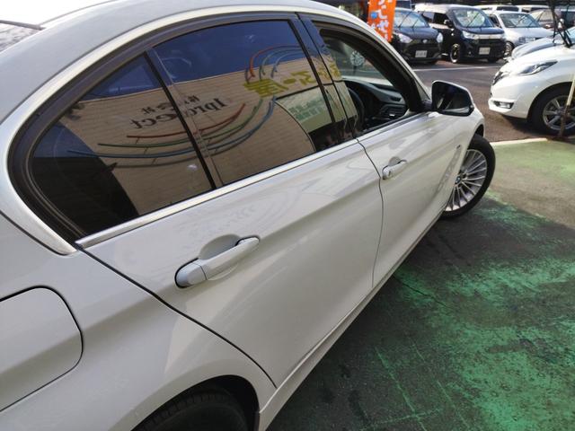 ３シリーズ ３２０ｉラグジュアリー　ディーラー車　ターボ　ＨＩＤ　フォグ　１７アルミ　リアスモーク　Ｃソナ　黒革パワーシート　シートヒーター　ＨＤＤナビＢｌｕｅｔｏｏｔｈＢモニＥＴＣ　クルコン　ステリモ　スマートキーＸ２Ｐスタート保証付（13枚目）