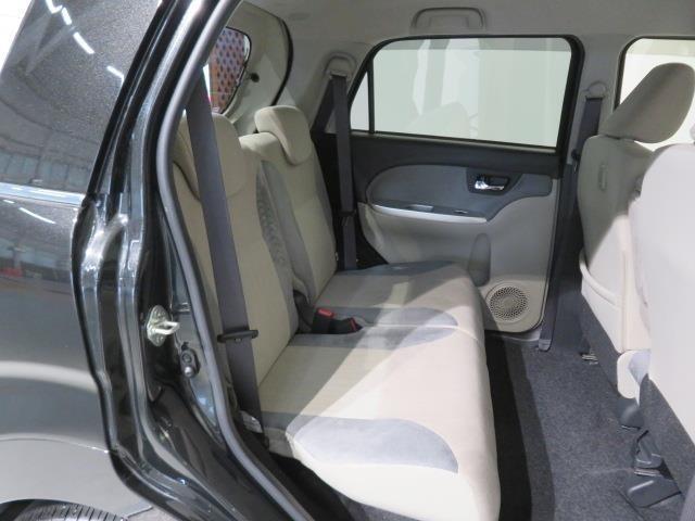 【後部座席】も当然、綺麗・清潔に仕上げております。内装の綺麗なお車は気持ちが良いですし、コンディションのいい車が多いです。これもオススメの１台です。