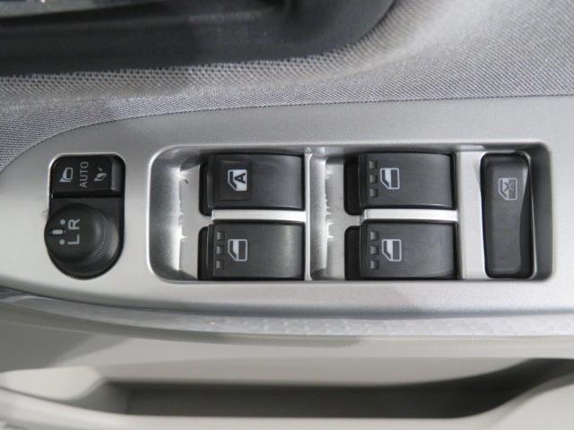 パワーウィンドのスイッチです。運転席に座りながら、助手席や後席の窓を開け閉めできるので大変便利ですよ。