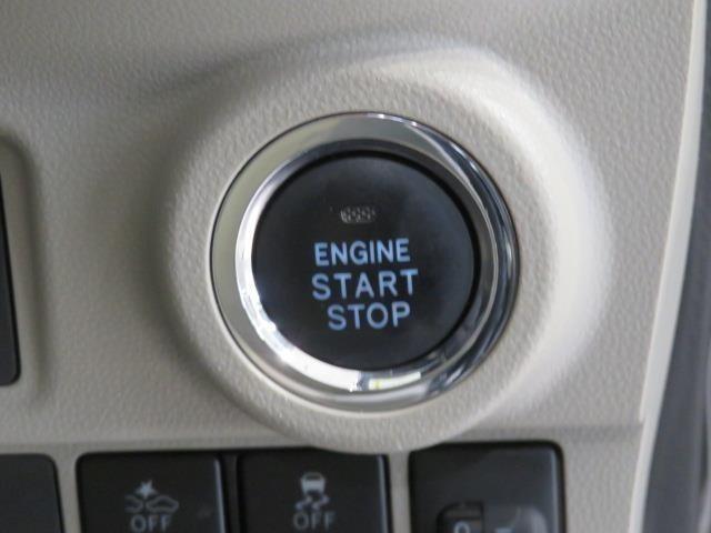 エンジンスタートスイッチです。キーが車内にあれば、エンジンの始動や停止はスイッチを押すだけ！キーを取り出す手間を省き、ワンプッシュで操作できるので簡単でスムーズです。