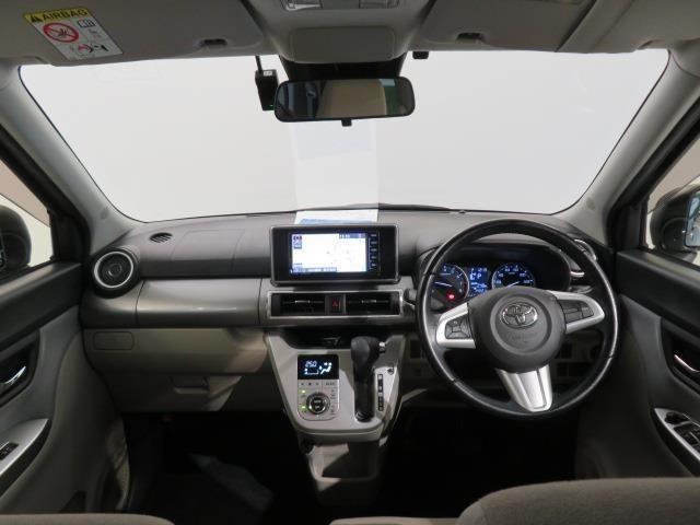 シンプルながら機能性あふれる運転席廻りです。視界性もよく、運転しやすいですよ。