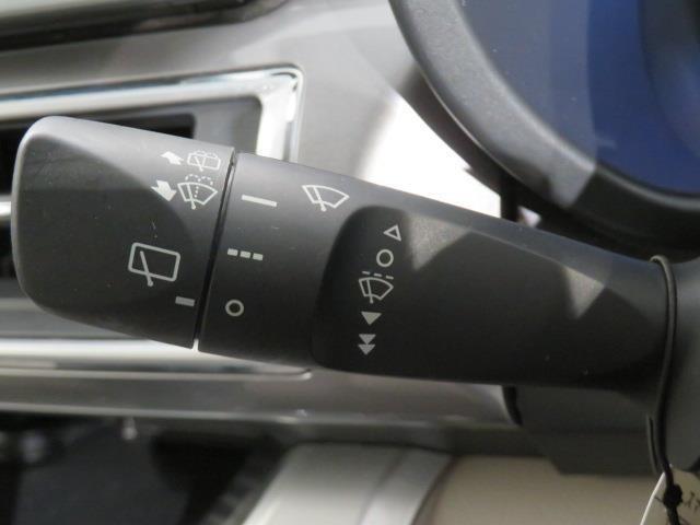 ワイパースイッチです。「ＩＮＴ」では間欠ワイパーの作動時間間隔を変更できます。リヤワイパーも操作できます。