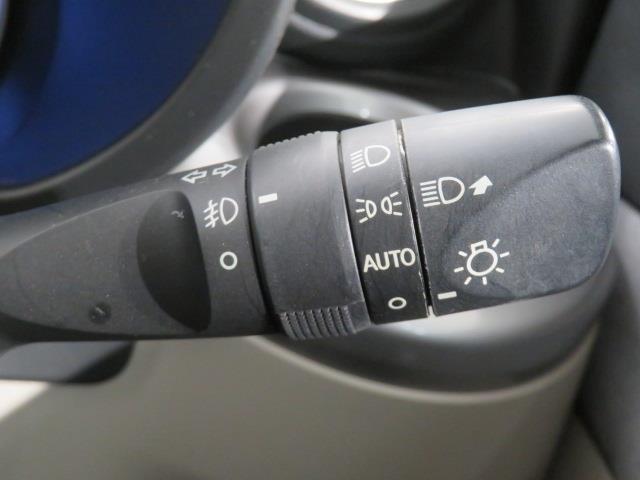 ライトスイッチです。「ＡＵＴＯ」にすると外の明るさに応じてスモールライト・ヘッドライトが自動でＯＮ・ＯＦＦします。夕暮れ時や屋内駐車場、トンネルなどに便利です。フォグランプもＯＮ・ＯＦＦできます。