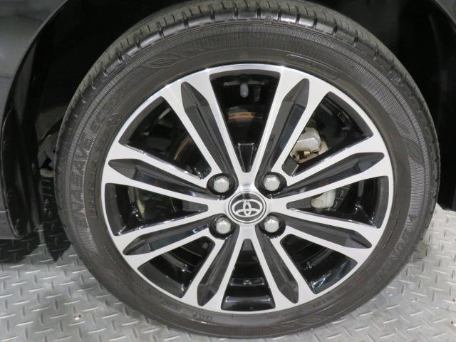 【純正アルミホイール】です！車両デザインに合わせてホイールをデザインしているため、見た目にもカッコイイアルミホイール♪洗車もラクチンで錆びません。
