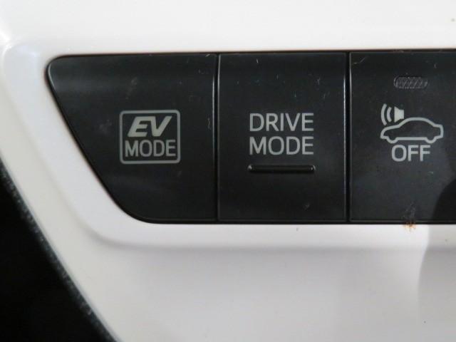 プリウス Sセーフティプラス 衝突被害軽減システム ETC ドラレコ オートクルーズコントロール LEDヘッドランプ スマートキー キーレス ハイブリッド ワンオーナー(32枚目)