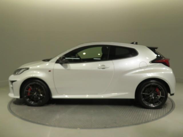 ＧＲヤリス ＲＺ　ハイパフォーマンス　６速マニュアル　衝突被害軽減システム　バックカメラ　ＥＴＣ　ドラレコ　ミュージックプレイヤー接続可　オートクルーズコントロール　ＬＥＤヘッドランプ　スマートキー　キーレス　４ＷＤ　ワンオーナー（6枚目）