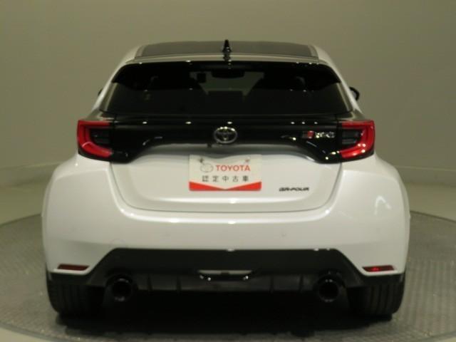 ＧＲヤリス ＲＺ　ハイパフォーマンス　６速マニュアル　衝突被害軽減システム　バックカメラ　ＥＴＣ　ドラレコ　ミュージックプレイヤー接続可　オートクルーズコントロール　ＬＥＤヘッドランプ　スマートキー　キーレス　４ＷＤ　ワンオーナー（7枚目）