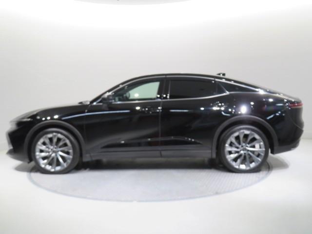 クラウンクロスオーバー Ｇレザーパッケージ　衝突被害軽減システム　バックカメラ　ＥＴＣ　ドラレコ　ミュージックプレイヤー接続可　革シート　電動シート　オートクルーズコントロール　ＬＥＤヘッドランプ　スマートキー　キーレス　４ＷＤ　ハイブリッド（3枚目）