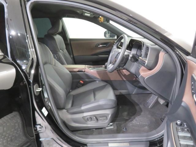 クラウンクロスオーバー Ｇレザーパッケージ　衝突被害軽減システム　バックカメラ　ＥＴＣ　ドラレコ　ミュージックプレイヤー接続可　革シート　電動シート　オートクルーズコントロール　ＬＥＤヘッドランプ　スマートキー　キーレス　４ＷＤ　ハイブリッド（11枚目）