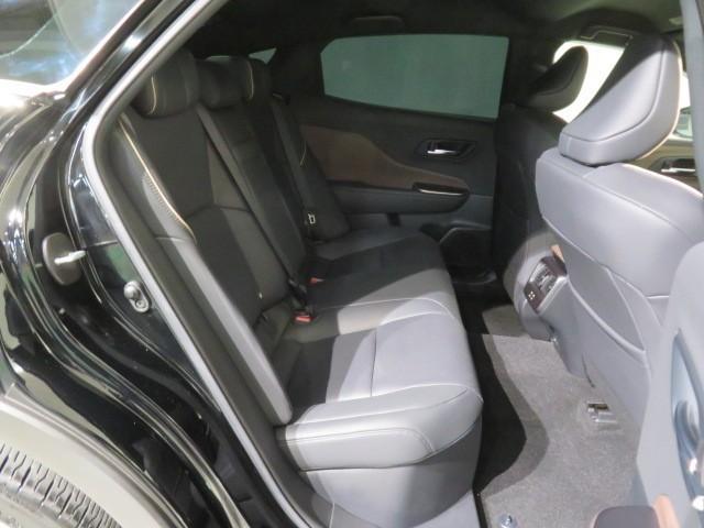 クラウンクロスオーバー Ｇレザーパッケージ　衝突被害軽減システム　バックカメラ　ＥＴＣ　ドラレコ　ミュージックプレイヤー接続可　革シート　電動シート　オートクルーズコントロール　ＬＥＤヘッドランプ　スマートキー　キーレス　４ＷＤ　ハイブリッド（12枚目）