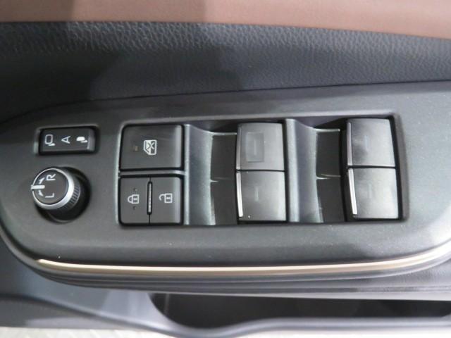 クラウンクロスオーバー Ｇレザーパッケージ　衝突被害軽減システム　バックカメラ　ＥＴＣ　ドラレコ　ミュージックプレイヤー接続可　革シート　電動シート　オートクルーズコントロール　ＬＥＤヘッドランプ　スマートキー　キーレス　４ＷＤ　ハイブリッド（13枚目）