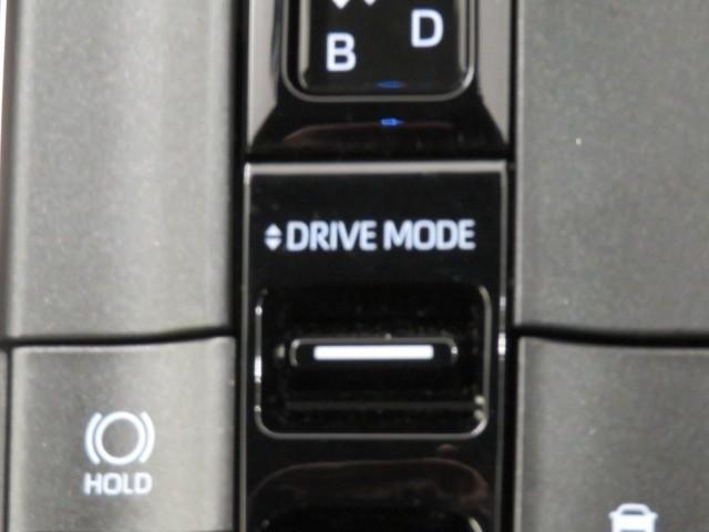 クラウンクロスオーバー Ｇレザーパッケージ　衝突被害軽減システム　バックカメラ　ＥＴＣ　ドラレコ　ミュージックプレイヤー接続可　革シート　電動シート　オートクルーズコントロール　ＬＥＤヘッドランプ　スマートキー　キーレス　４ＷＤ　ハイブリッド（31枚目）