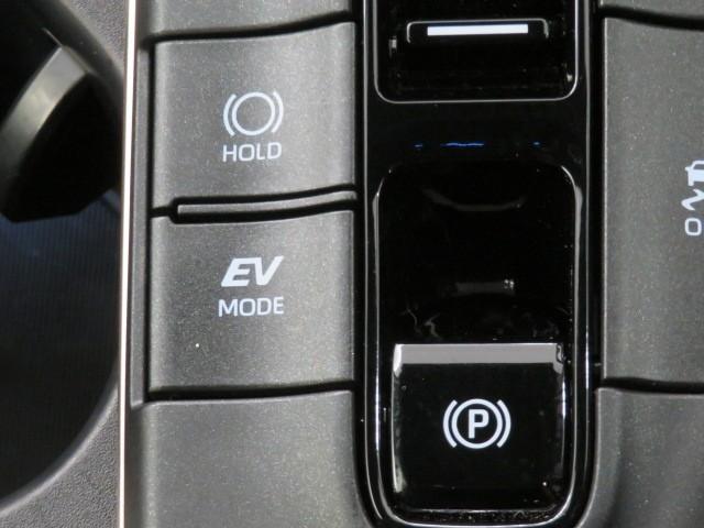 クラウンクロスオーバー Ｇレザーパッケージ　衝突被害軽減システム　バックカメラ　ＥＴＣ　ドラレコ　ミュージックプレイヤー接続可　革シート　電動シート　オートクルーズコントロール　ＬＥＤヘッドランプ　スマートキー　キーレス　４ＷＤ　ハイブリッド（32枚目）