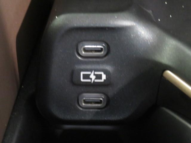 クラウンクロスオーバー Ｇレザーパッケージ　衝突被害軽減システム　バックカメラ　ＥＴＣ　ドラレコ　ミュージックプレイヤー接続可　革シート　電動シート　オートクルーズコントロール　ＬＥＤヘッドランプ　スマートキー　キーレス　４ＷＤ　ハイブリッド（35枚目）