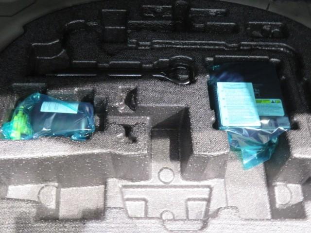 クラウンクロスオーバー Ｇレザーパッケージ　衝突被害軽減システム　バックカメラ　ＥＴＣ　ドラレコ　ミュージックプレイヤー接続可　革シート　電動シート　オートクルーズコントロール　ＬＥＤヘッドランプ　スマートキー　キーレス　４ＷＤ　ハイブリッド（37枚目）