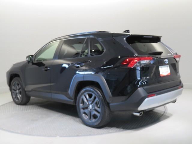 ＲＡＶ４ ハイブリッドアドベンチャー　衝突被害軽減システム　バックカメラ　ＥＴＣ　ミュージックプレイヤー接続可　電動シート　オートクルーズコントロール　ＬＥＤヘッドランプ　スマートキー　キーレス　４ＷＤ　ハイブリッド　ワンオーナー（4枚目）